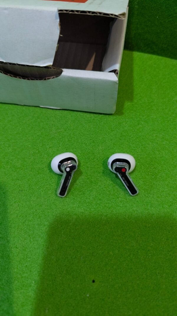 PXL_20250828_174219971-scaled-1.jpg Auriculares inalámbricos sobre fondo verde.