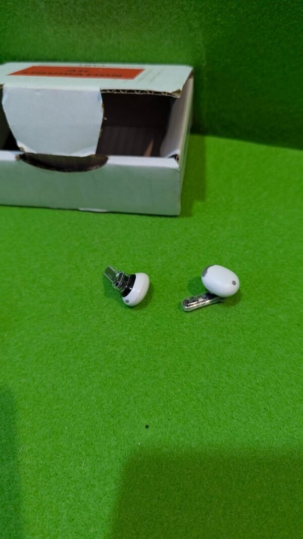 PXL_20250828_174232187-scaled-1.jpg Perillas de afinación de guitarra sobre fondo verde.