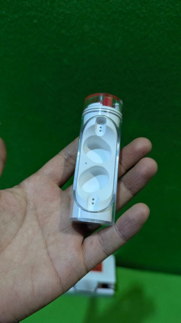 PXL_20250828_174256799-scaled-1.jpg Funda transparente para auriculares inalámbricos sobre mano