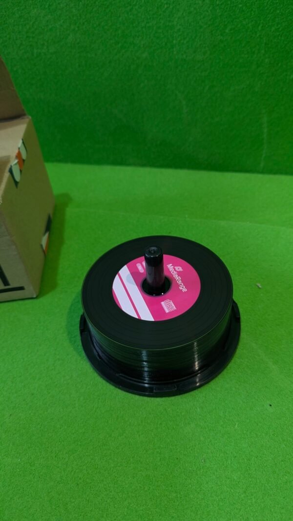 Pila de discos CD en soporte negro.