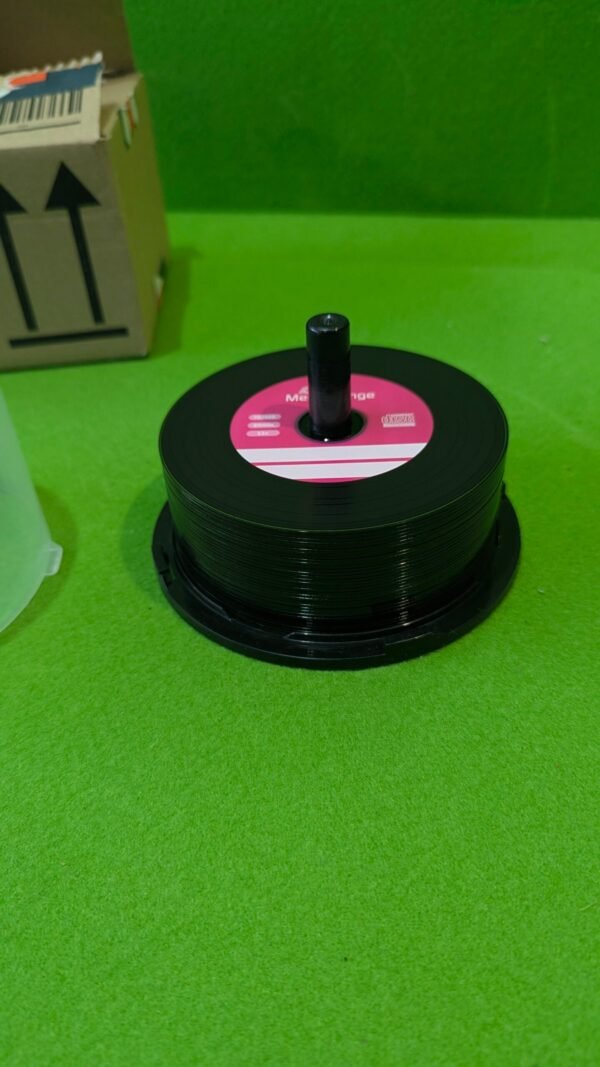 Paquete de discos compactos sobre fondo verde.