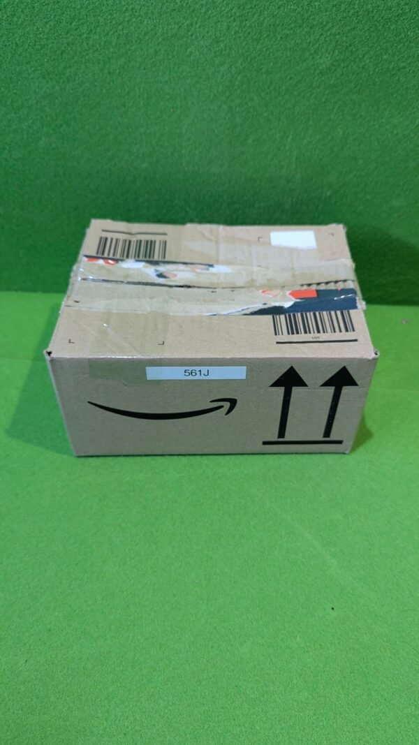 Caja de cartón sobre fondo verde