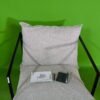 Silla moderna beige sobre fondo verde brillante.