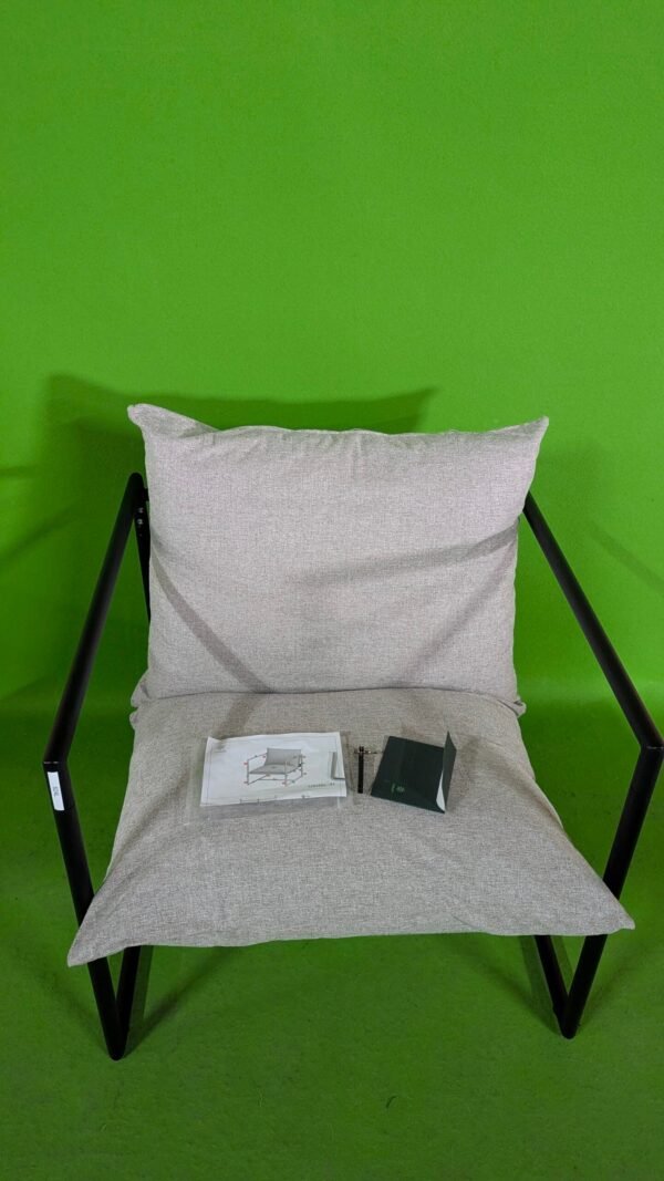 Silla moderna beige sobre fondo verde brillante.