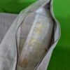 Interior de cojín beige con relleno visible.