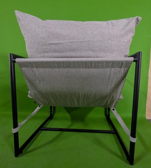 Silla moderna con armazón negro y cojín gris.