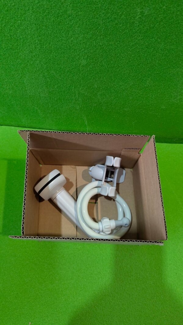 Antena parabólica en caja de cartón abierta.