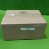 Caja de cartón en césped verde