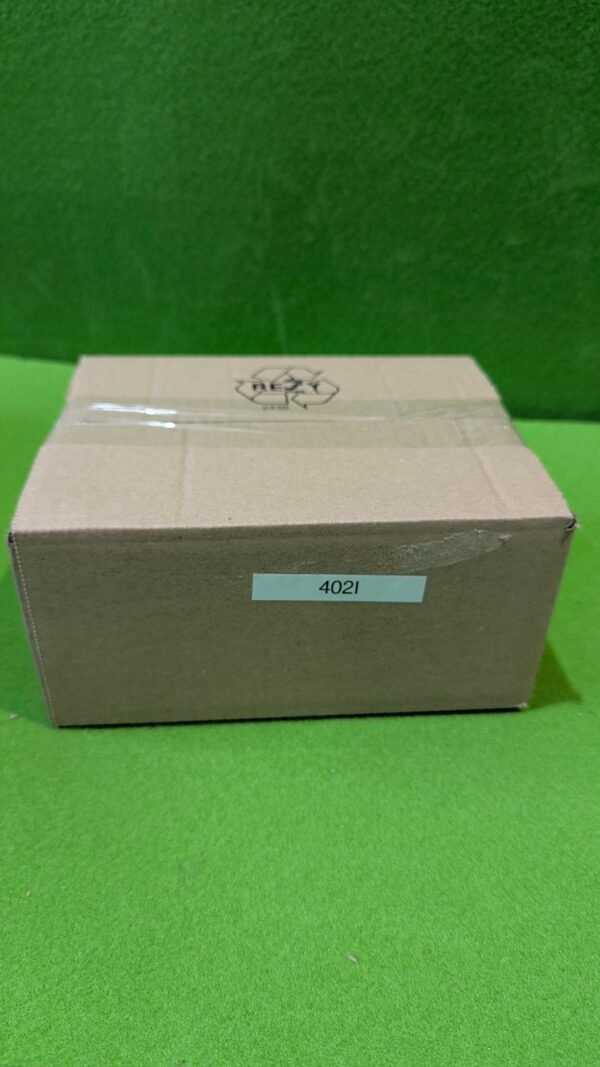 Caja de cartón en césped verde
