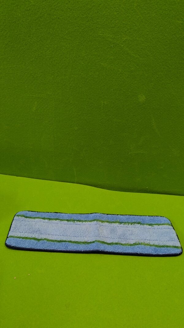 Alfombrilla azul y verde sobre fondo verde