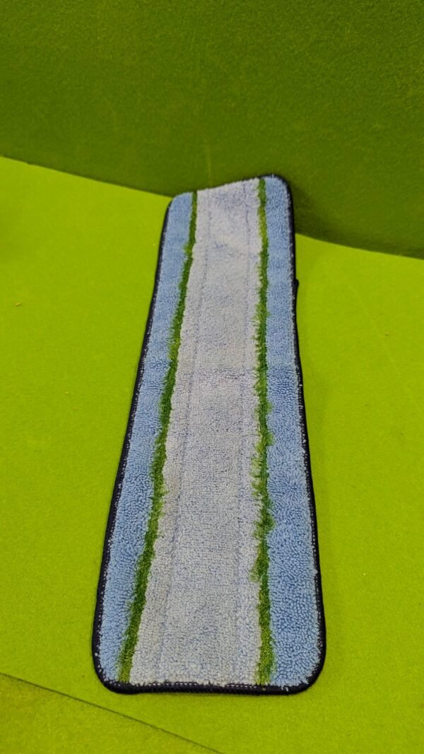 Alfombra de baño azul sobre suelo verde