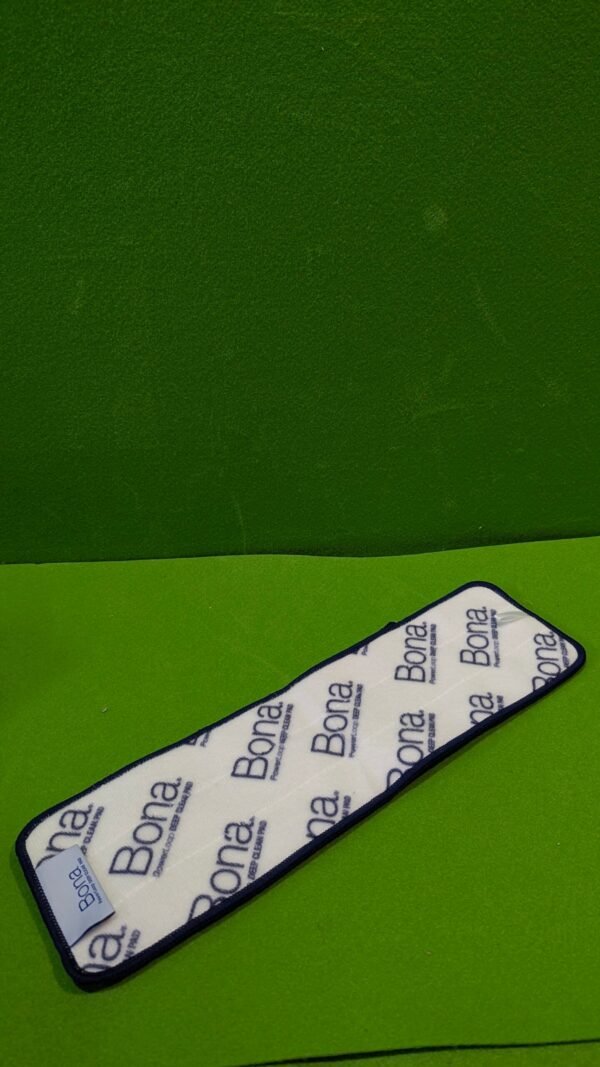 Mopa de microfibra Bona sobre fondo verde.