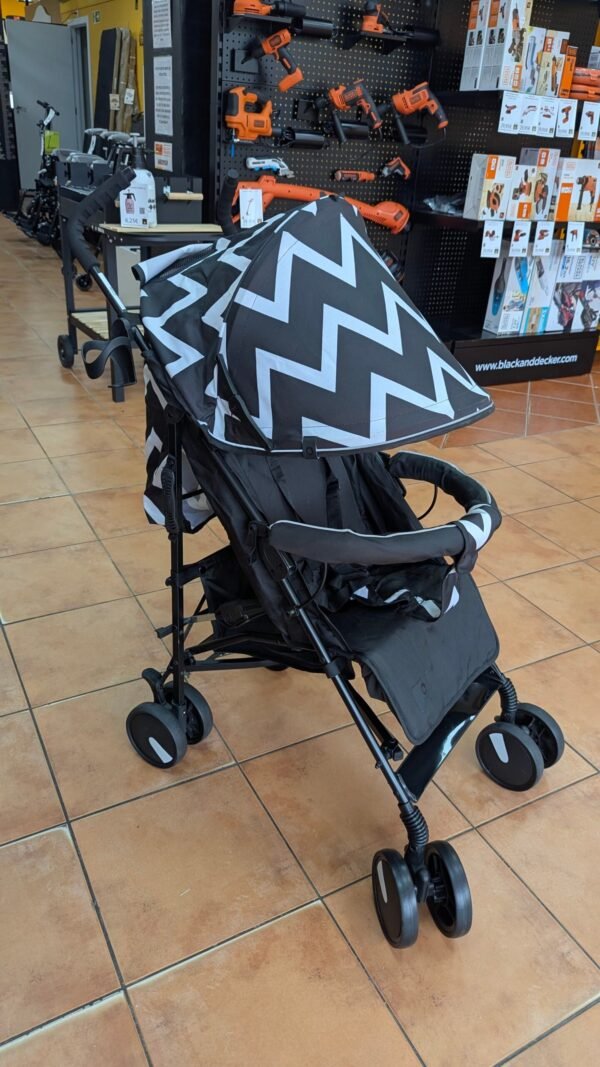 Cochecito infantil zigzag en tienda de herramientas