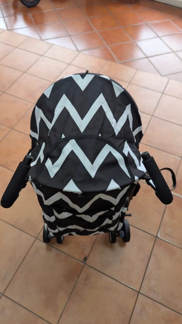Carrito de bebé con estampado zigzag blanco y negro