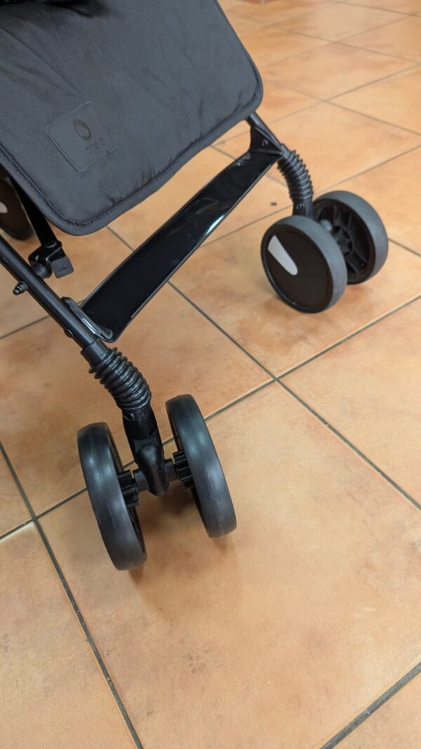 Cochecito de bebé en el suelo de baldosas.