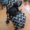 Carrito de bebé con estampado zigzag en tienda