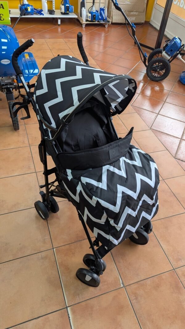 Carrito de bebé con estampado zigzag en tienda