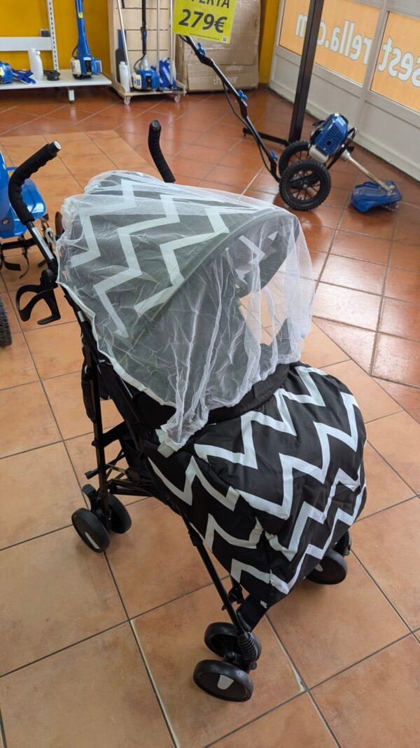 Cochecito de bebé con diseño geométrico en tienda.