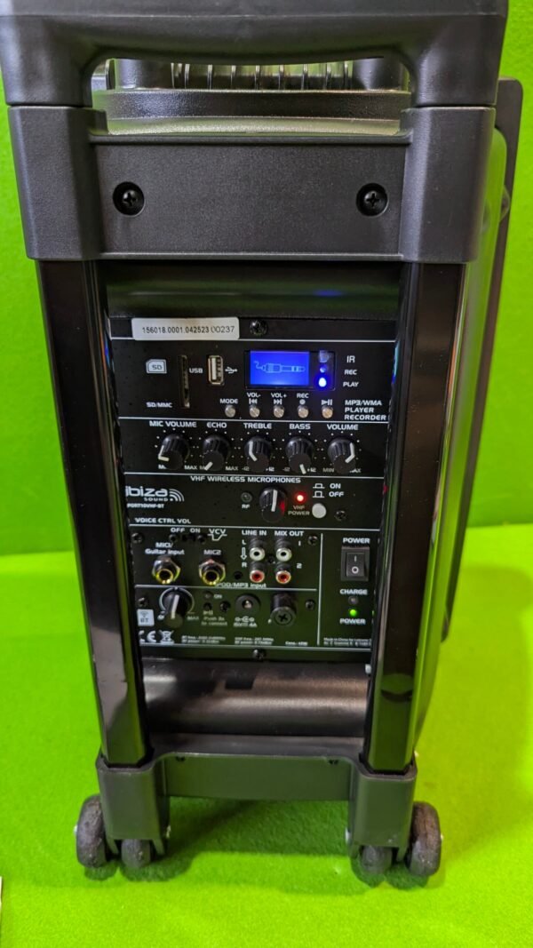 Panel frontal de altavoz portátil con controles.