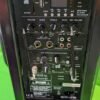 Panel trasero de altavoz con conectores y controles.