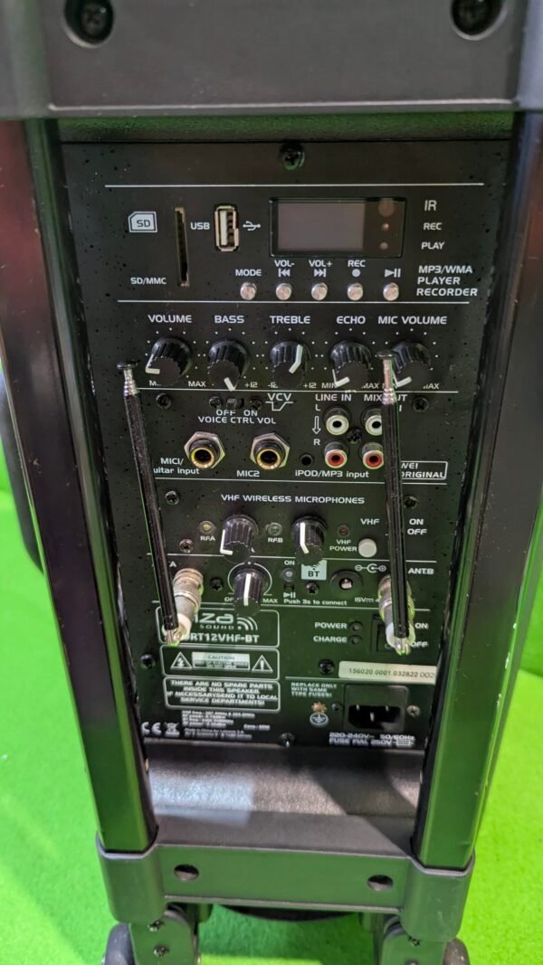 Panel trasero de altavoz con conectores y controles.