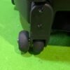 Rueda de maleta sobre alfombra verde