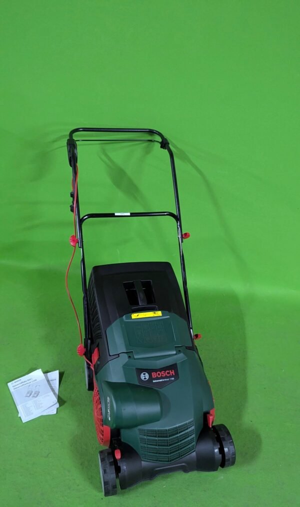 Cortacésped Bosch sobre fondo verde con manuales.