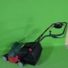 Cortacésped eléctrico en fondo verde