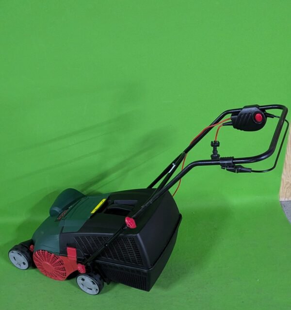 Cortacésped eléctrico en fondo verde