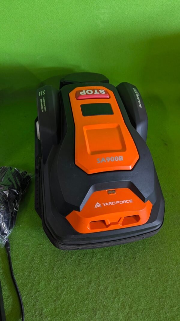 PXL_20251012_112148718.MP_-scaled-1.jpg Robot redondo Yard Force SA900B/SA 900B 900M2