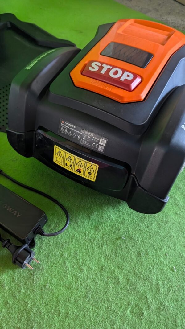 PXL_20251012_112210089.MP_-scaled-1.jpg Robot redondo Yard Force SA900B/SA 900B 900M2