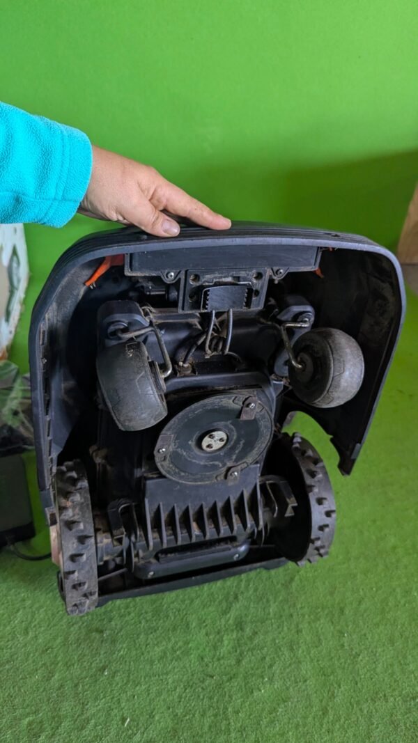 PXL_20251012_112256532.MP_-scaled-1.jpg Robot redondo Yard Force SA900B/SA 900B 900M2