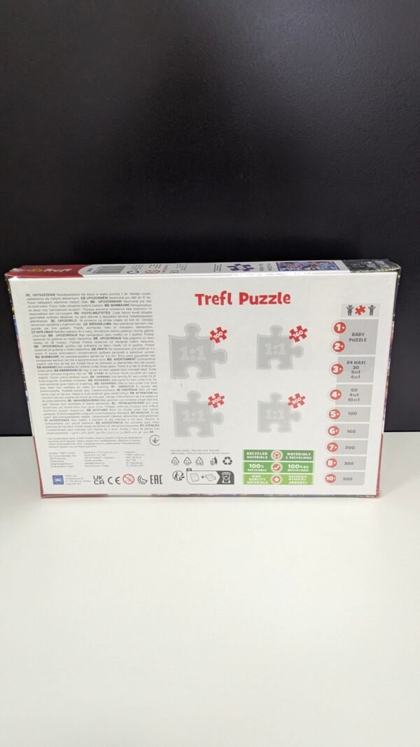 Caja de rompecabezas Trefl en mesa blanca.