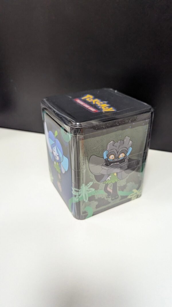 PXL_20251106_170943927.MP_-scaled-1.jpg Caja sellada de cartas Pokémon con personajes ilustrados.
