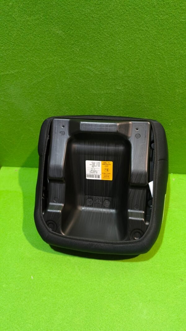 PXL_20251106_183502381-scaled-1.jpg Base de asiento de coche sobre fondo verde.