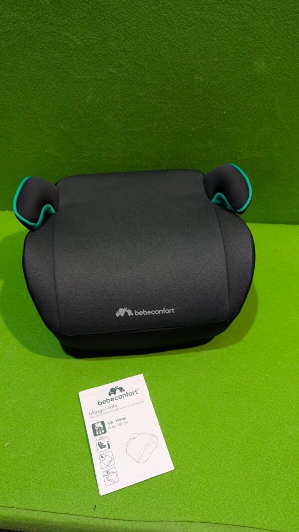 PXL_20251106_183525288-scaled-1.jpg Asiento elevador infantil negro sobre fondo verde.