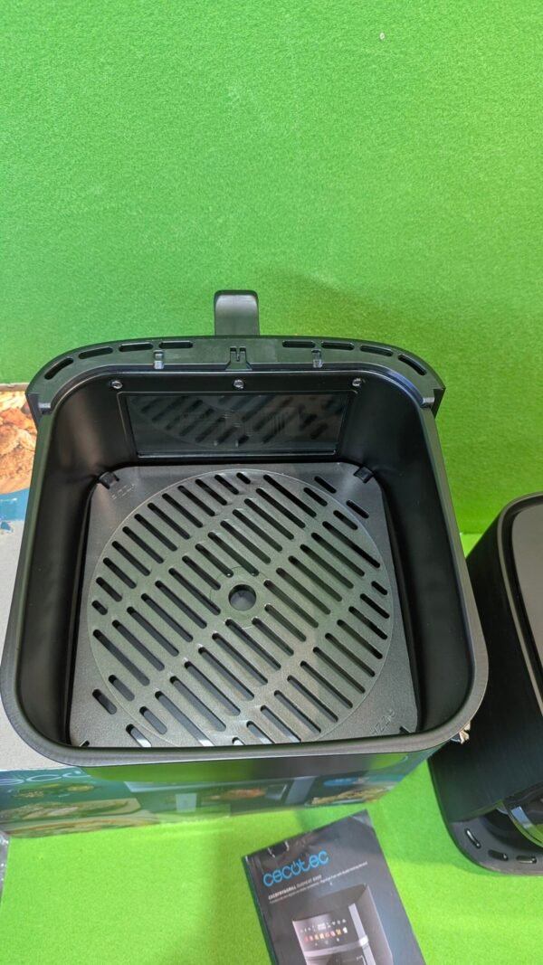 Cesta interior de freidora de aire negra.