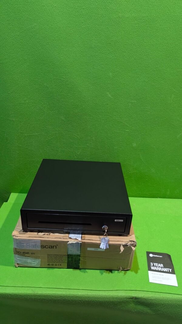 Caja registradora negra sobre caja marrón.