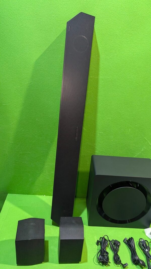 Sistema de sonido con altavoces y cables.