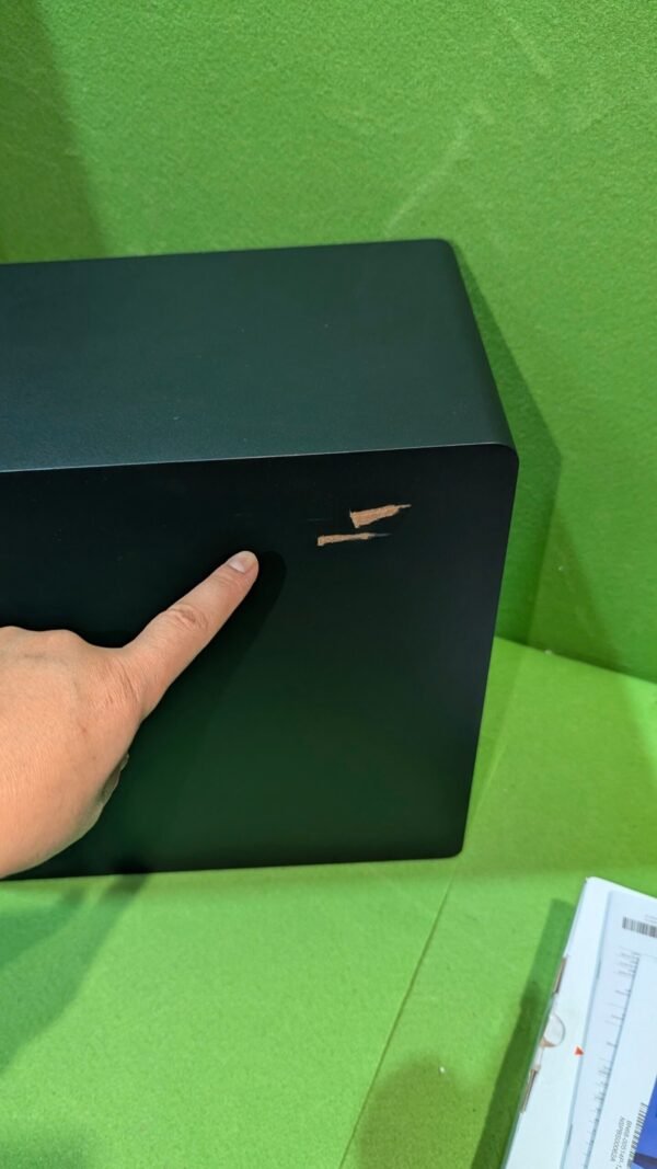 Persona señalando arañazo en superficie negra.