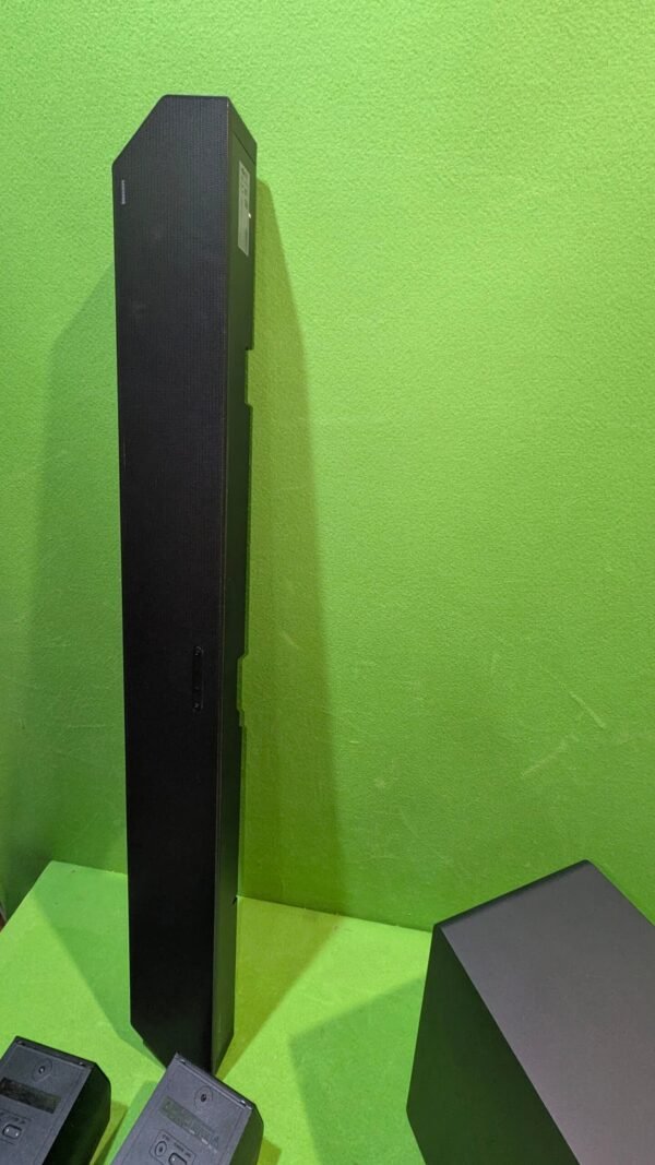 Bafle negro sobre fondo verde brillante.