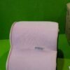 Silla rosa para niños en fondo verde.