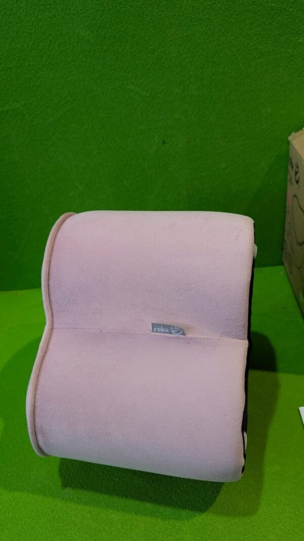 Silla rosa para niños en fondo verde.