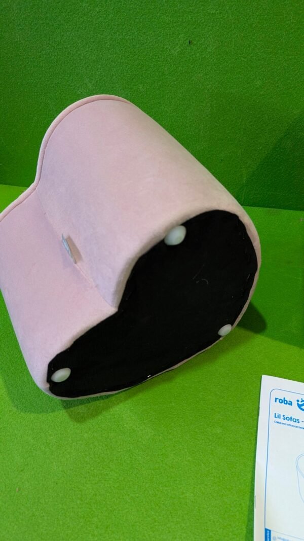 Reposapies rosa sobre alfombra verde