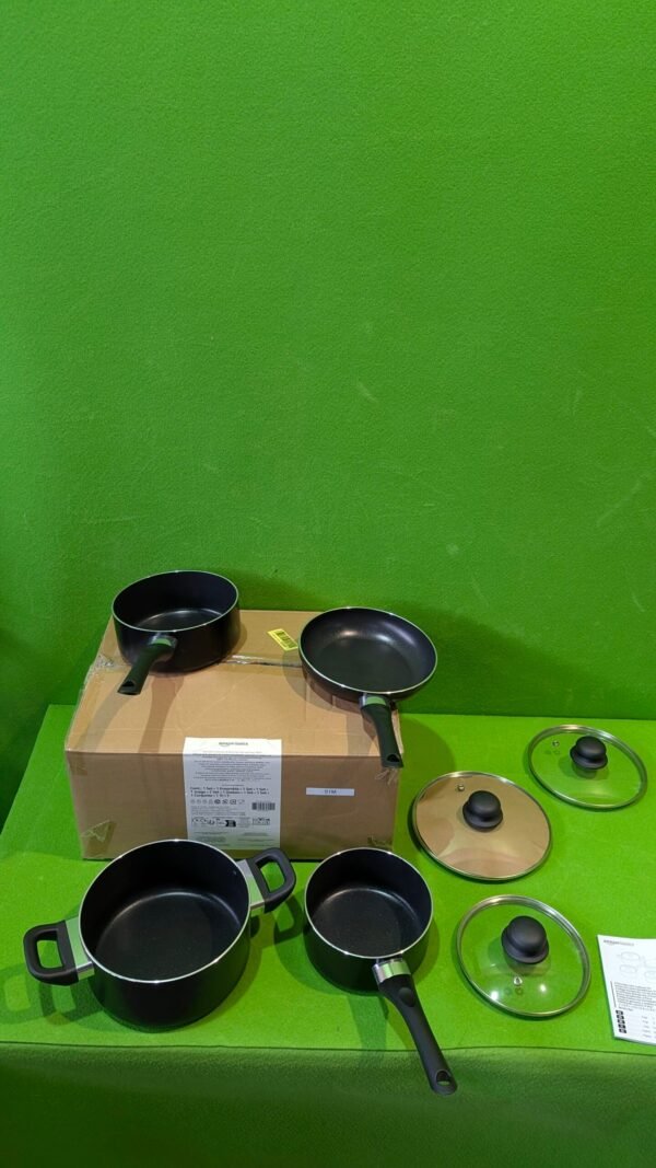 Juego de sartenes y ollas negras sobre caja.