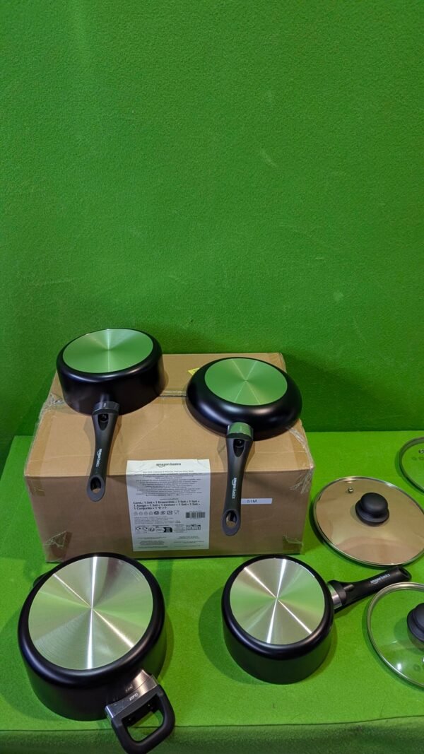 Sartenes de cocina con tapas sobre caja.