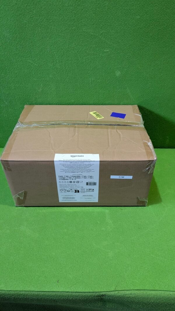 Caja marrón cerrada en fondo verde