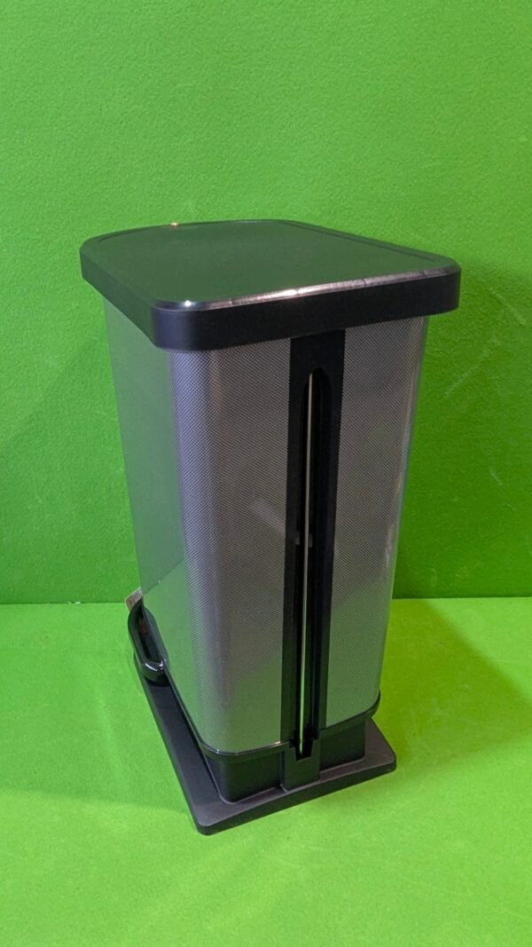Papelera metálica moderna sobre fondo verde brillante.