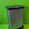 Cubo de basura gris con tapa negra.
