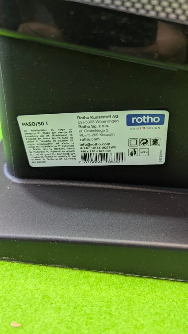 Etiqueta en contenedor Rotho de 50 litros.